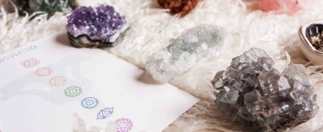 Les 7 chakras : guide complet pour équilibrer votre énergie avec les pierres