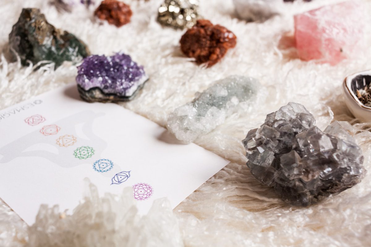 Les 7 chakras : guide complet pour équilibrer votre énergie avec les pierres