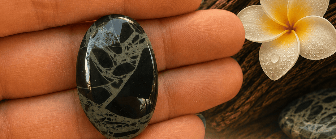 Obsidienne Spider Web : vertus, signification et la pierre du lâcher-prise