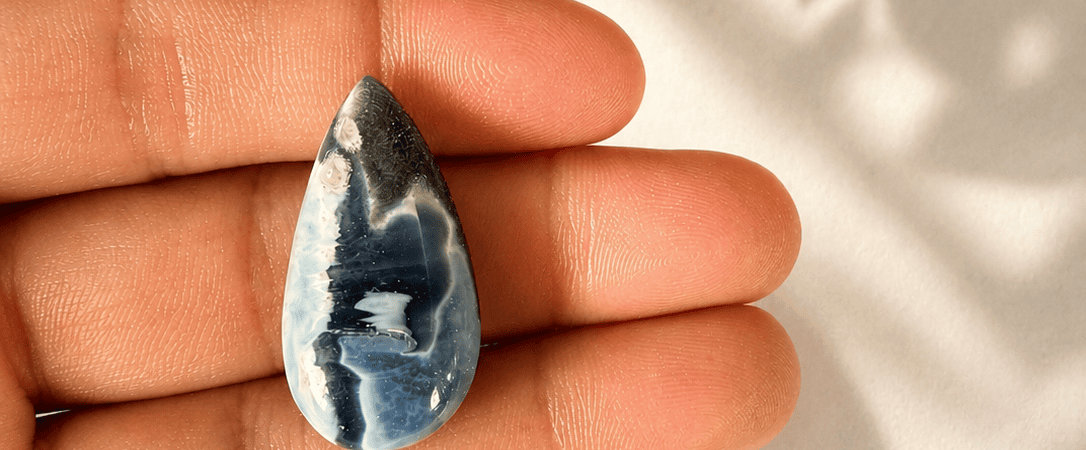 Opale Owyhee : vertus, signification et la pierre de la sérénité bleue