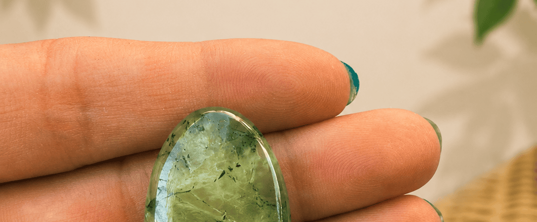 Prehnite : vertus, signification et la pierre de la guérison inconditionnelle